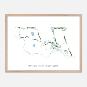 Puede incluir: Impresión enmarcada del diseño del campo de golf Dalton Ranch Golf Club. El mapa presenta elementos verdes, azules y beige sobre un fondo blanco. La impresión está en un marco de madera clara.