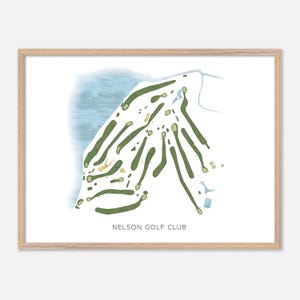 Puede incluir: Impresión enmarcada de acuarela del diseño del Nelson Golf Club. El campo de golf está ilustrado en verde, con azul que indica las masas de agua. El texto "NELSON GOLF CLUB" está impreso en la parte inferior.