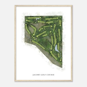 Può includere: Un'illustrazione ad acquerello di un campo da golf con erba verde e un piccolo stagno. Il testo "JACOBY GOLF COURSE" è stampato sotto l'immagine.