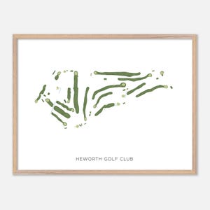 Puede incluir: Impresión enmarcada que presenta un mapa de campo de golf verde y beige. El mapa muestra el diseño del Heworth Golf Club, con calles verdes y greens beige. La impresión está en un marco de madera de color claro.