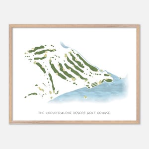 Op de afbeelding: Een ingelijste print van The Coeur d'Alene Resort Golf Course. Het kunstwerk toont een gedetailleerde kaart van de golfbaan, met groene fairways en waterelementen in blauwtinten. De tekst "THE COEUR D'ALENE RESORT GOLF COURSE" staat onderaan afgedrukt.