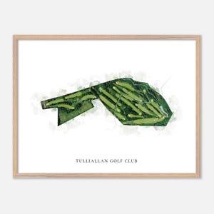 Op de afbeelding: Een ingelijste print van de plattegrond van de Tulliallan Golf Club. De baan is afgebeeld in groentinten, met fairways, greens en waterpartijen. De print staat tegen een witte achtergrond met aquarel-accenten. De tekst "TULLIALLAN GOLF CLUB" staat onderaan afgedrukt.
