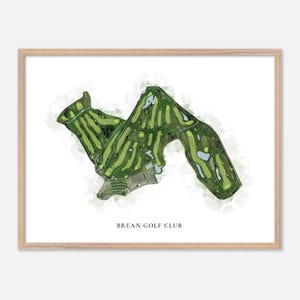 Puede incluir: Una impresión enmarcada del diseño del campo de golf Brean Golf Club. El campo de golf está representado en verde con elementos acuáticos y calles. La impresión tiene un efecto de acuarela y está sobre un fondo blanco. El texto "BREAN GOLF CLUB" está impreso en la parte inferior.