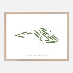 Op de afbeelding: Een ingelijste print met een minimalistische kaart van de Tulliallan Golf Club. De golfbaan is afgebeeld in groentinten tegen een witte achtergrond. De tekst "TULLIALLAN GOLF CLUB" staat onderaan de afbeelding.