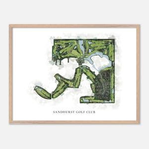 Könnte beinhalten: Ein gerahmter Druck der Golfplatzkarte des Sandhurst Golf Clubs. Die Karte zeigt grüne Fairways, blaue Wasserflächen und ein detailliertes Layout. Der Druck ist vor einem weißen Hintergrund mit Aquarelleffekt in einem hellbraunen Holzrahmen.