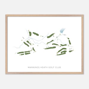 Könnte beinhalten: Gerahmter Druck mit einer Golfplatzkarte, die grüne Fairways und Wasserelemente auf weißem Hintergrund zeigt. Der Text "Mannings Heath Golf Club" ist unten aufgedruckt. Der Rahmen ist helles Holz.