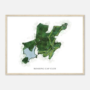 Może przedstawiać: Aquarela przedstawiająca pole golfowe z zieloną trawą i jeziorem. Pod obrazem znajduje się napis "ROARING GAP CLUB".