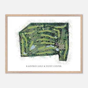 Op de afbeelding: Een ingelijste print in aquarel-stijl van Raintree Golf & Event Center. De indeling van de golfbaan is afgebeeld in groen, met fairways, bomen en waterpartijen. De print zit in een licht houten frame, met de tekst "RAINTREE GOLF & EVENT CENTER" onderaan.