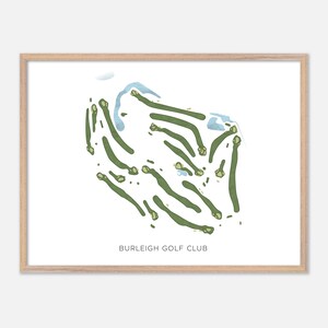 Könnte beinhalten: Gerahmter Druck mit einer Golfplatzkarte. Das Kunstwerk zeigt grüne Fairways und Wasserflächen vor einem weißen Hintergrund. Der Text "BURLEIGH GOLF CLUB" ist unten aufgedruckt. Der Rahmen besteht aus hellfarbenem Holz.