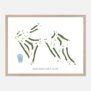 Puede incluir: Impresión enmarcada de un mapa de campo de golf. El mapa presenta calles y roughs verdes, con un obstáculo de agua azul claro y un marcador de salida azul claro. El texto "ANGLESEA GOLF CLUB" está impreso en negro en la parte inferior.