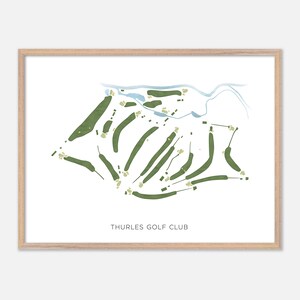 Puede incluir: Impresión enmarcada que muestra un mapa de un campo de golf. El campo está ilustrado en verde, con elementos de agua azules. El texto "THURLES GOLF CLUB" está impreso en la parte inferior.
