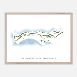 Könnte beinhalten: Ein gerahmter Druck mit einer Aquarellkarte eines Golfplatzes, mit grünen Fairways und einem blauen Wasserelement. Der Text "THE CARNEGIE LINKS AT SKIBO CASTLE" ist unten aufgedruckt. Der Rahmen ist aus hellem Holz.