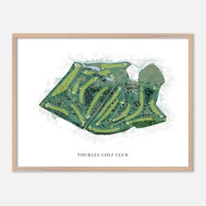 Puede incluir: Un mapa en acuarela enmarcado del Thurles Golf Club. El diseño del campo se representa en tonos verdes, con calles, greens y elementos acuáticos. El texto "THURLES GOLF CLUB" está impreso en una fuente sencilla en la parte inferior de la imagen. El marco es de madera clara.
