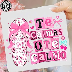 May include: A white square with a pink flip-flop design featuring a floral and bow pattern. The text "Te Calmas O Te Calmo" is displayed in pink and white block letters, with additional pink embellishments.