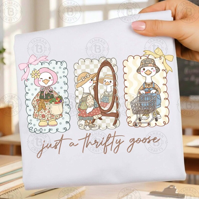 Puede incluir: Una camiseta blanca con tres ilustraciones enmarcadas de un ganso de dibujos animados. El ganso se muestra con diferentes atuendos, incluyendo un gorro, un vestido y un peto, con el texto "just a thrifty goose" debajo.