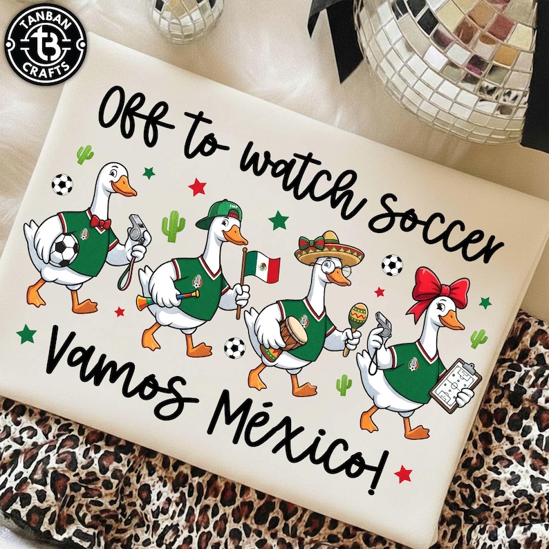 Pu&ograve; includere: Una superficie rettangolare bianca con il testo Off to watch soccer e Vamos M&eacute;xico. Il design include quattro oche animate che indossano maglie da calcio verdi, con accessori come un fischietto, una bandiera messicana, un sombrero e una lavagnetta.