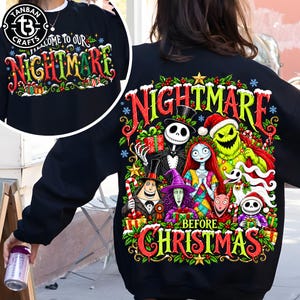 Op de afbeelding: Een zwart sweatshirt met lange mouwen en een kleurrijke grafische print van personages uit The Nightmare Before Christmas. Het ontwerp bevat Jack Skellington, Sally, Oogie Boogie en andere figuren omringd door hulst, cadeaus en tekst.