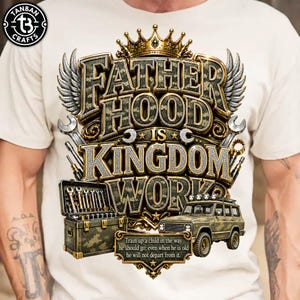 Peut inclure: Un t-shirt crème avec un motif portant le texte FATHER HOOD IS KINGDOM WORK et Train up a child in the way he should go; even when he is old he will not depart from it. Le design inclut une couronne, des ailes, des outils et un camion.
