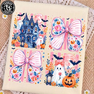 Puede incluir: Un panel de tela cuadrado con un estampado temático de Halloween dividido en cuatro secciones. El diseño incluye una casa encantada azul oscuro, dos grandes lazos rosas a rayas con detalles florales, fantasmas, calabazas, murciélagos y una luna llena.