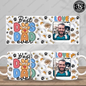Op de afbeelding: Een witte keramische mok met een kleurrijk ontwerp met de tekst "Best Dog Dad Ever" en een fotolijst met een man en twee honden. De mok is omringd door voetafdrukken, botten en andere honden-gerelateerde illustraties.