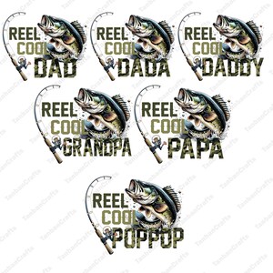 Pu&ograve; includere: Grafica a tema pesca con un persico trota che salta fuori dall'acqua, una canna da pesca e le parole "REEL COOL DAD," "DADA," "DADDY," "GRANDPA," "PAPA," e "POPPOP" in un font mimetico. Il design &egrave; ripetuto.