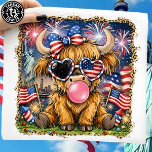 以下が含まれることがあります： アメリカ国旗柄のサングラスとガムの泡を持つハイランド牛のイラスト。牛はリボンをつけ、花火、旗、自由の女神像に囲まれ、愛国的なテーマを作り出しています。