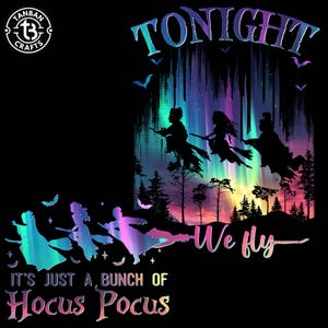 Puede incluir: Dise&ntilde;o gr&aacute;fico negro con el texto "TONIGHT" y "We fly". Siluetas de brujas en escobas se presentan sobre un fondo colorido de aurora boreal. Tambi&eacute;n se incluye la frase "IT'S JUST A BUNCH OF Hocus Pocus".
