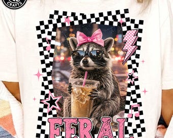 Raton laveur café glacé PNG, drôle de maman sauvage en téléchargement numérique, raton laveur, drôle Animal Clipart Girly Tee Design, maman vie chemise graphique