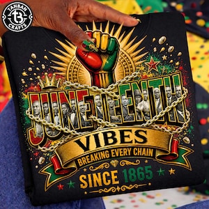 Peut inclure: Un sweat-shirt noir avec un graphique représentant un poing levé en rouge, jaune et vert, entouré d'un soleil doré. Le texte indique JUNETEENTH VIBES BREAKING EVERY CHAIN SINCE 1865, avec des portraits de personnages historiques et une chaîne dorée.