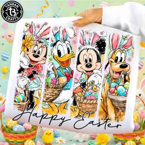 Puede incluir: Tela blanca con los personajes de Disney Minnie Mouse, Donald Duck, Mickey Mouse y Pluto, cada uno con orejas de conejo y sosteniendo cestas de Pascua. Las palabras "Happy Easter" están escritas en la parte inferior. El logotipo de Tanban Crafts está en la esquina superior izquierda.