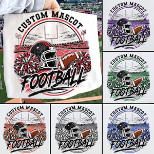 Puede incluir: Una tela blanca con un gráfico circular y el texto CUSTOM MASCOT FOOTBALL. El diseño incluye un casco de fútbol americano, un balón y dos pompones sobre un fondo de estadio, disponible en varias combinaciones de colores.