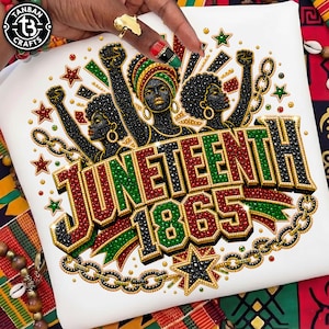 Può includere: T-shirt bianco con un design grafico che raffigura tre donne nere con i pugni alzati, catene, stelle e la scritta "JUNETEENTH 1865" in rosso, verde e oro. Il design è circondato da un bordo a catena e dettagli a stella.