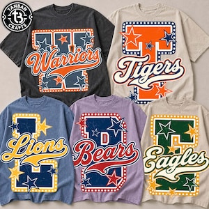 以下が含まれることがあります： チャコール、ベージュ、ブルー、ラベンダー、ライトタンの半袖Tシャツ5枚。各シャツには、電飾風の縁取りが施された大きなバーシティスタイルの文字、筆記体のチーム名、星のアクセントがデザインされています。左上のロゴにはTANBAN CRAFTSと記されています。