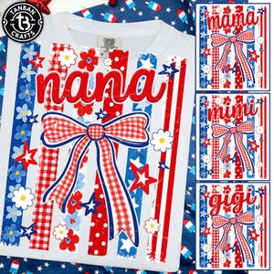 Puede incluir: Camiseta blanca con un diseño patriótico que presenta la palabra "nana" en escritura roja, un lazo a cuadros rojo y blanco, y rayas, estrellas y flores rojas, blancas y azules. Los diseños adicionales incluyen "mama", "mimi" y "gigi".