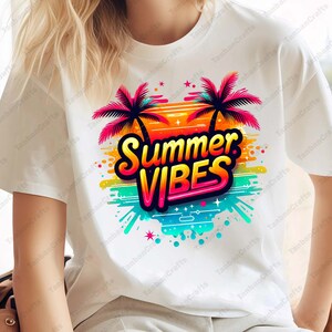 K&ouml;nnte beinhalten: Wei&szlig;es T-Shirt mit einem farbenfrohen Grafikdesign mit Palmen, Sonnenuntergang und dem Text "Summer Vibes".