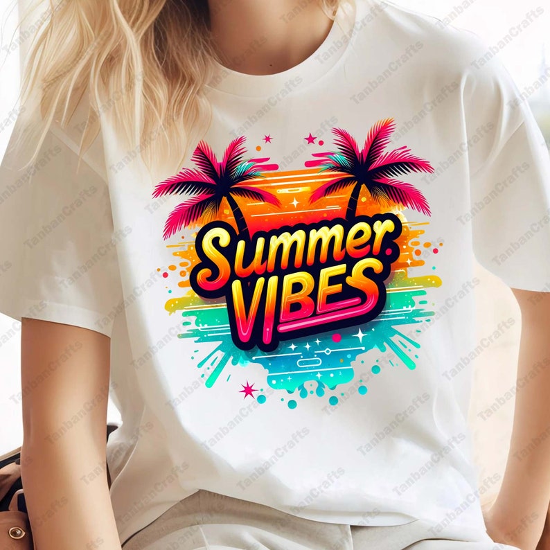 K&ouml;nnte beinhalten: Wei&szlig;es T-Shirt mit einem farbenfrohen Grafikdesign mit Palmen, Sonnenuntergang und dem Text "Summer Vibes".