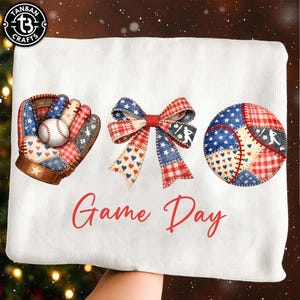 Könnte beinhalten: Weißer Stoff mit Baseball-Themen-Design. Enthält einen Baseballhandschuh mit einem Baseball, eine Schleife und einen Baseball. Die Worte "Game Day" sind in roter Schrift geschrieben. Das Design enthält rote, weiße und blaue Farben.