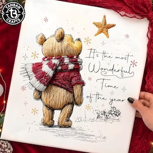 Retro-Häkel-Weihnachtsbär (PNG), „Die schönste Zeit des Jahres“, Zuckerstangen-Cartoon-Bär, Weihnachts-Sublimationsvorlage aus Kunstgarn