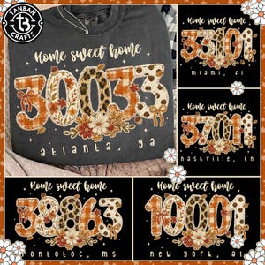 Könnte beinhalten: Ein dunkelgraues Sweatshirt mit dem Text Home sweet home und der Postleitzahl 30033 sowie Atlanta, GA. Die Ziffern sind mit orangefarbenen Karomustern, Leopardenmuster, Blumenmotiven sowie kleinen Schleifen und Herbstblättern verziert.