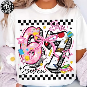 Puede incluir: Camiseta blanca con un diseño gráfico colorido con los números "6" y "7" con las palabras "Six" y "Seven". El diseño incluye estrellas, un lazo rosa y elementos escolares.