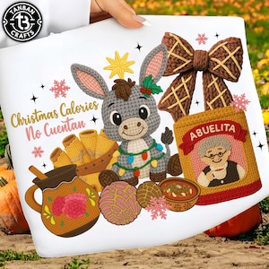 Könnte beinhalten: Eine weiße Tragetasche mit einem gehäkelten Esel, der mit Weihnachtsbeleuchtung, einer Schleife und einer Packung Abuelita-Trinkschokolade verziert ist. Die Tasche enthält auch eine Tasse, Gebäck und den Text "Christmas Calories No Cuentan."