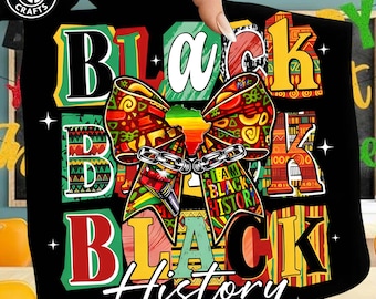 Könnte beinhalten: Schwarzes T-Shirt mit den Worten "BLACK HISTORY" in bunten Blockbuchstaben. In der Mitte befindet sich eine dekorative Schleife mit einem Design des afrikanischen Kontinents, die durch eine Kette verbunden ist. Das T-Shirt wird von einer Hand gehalten.