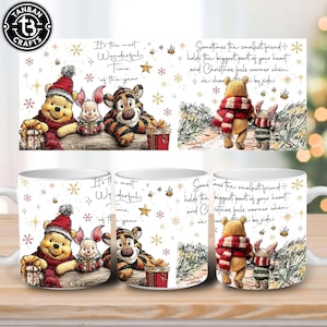 Puede incluir: Taza de cerámica blanca con Winnie the Pooh, Piglet y Tigger con decoraciones navideñas. La taza tiene el texto "It's the most Wonderful Time of the year" y "Sometimes the smallest friend holds the biggest part of your heart."