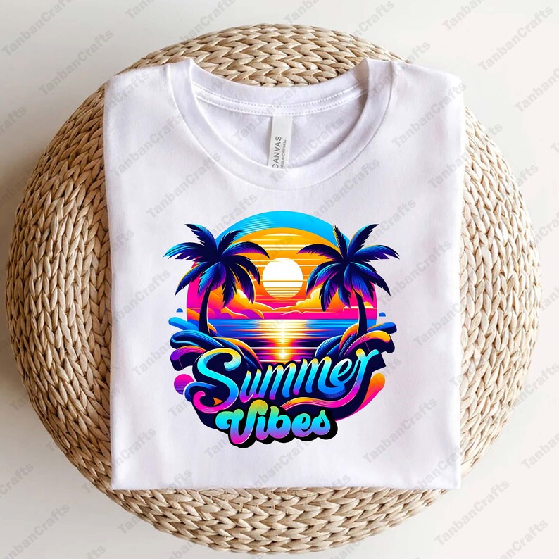 K&ouml;nnte beinhalten: Wei&szlig;es T-Shirt mit einem bunten Grafikdesign von Palmen, einem Sonnenuntergang und dem Text "Summer Vibes".