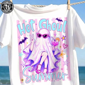 Peut inclure: Un t-shirt blanc avec un motif de fantôme portant des lunettes de soleil roses, tenant un cocktail et faisant un signe de paix. Le texte indique Hot Ghoul Summer, entouré de rayures roses, de chauves-souris violettes et d'étoiles colorées.