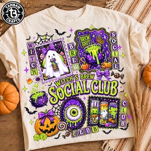 Op de afbeelding: Een crèmekleurig t-shirt met een kleurrijke Halloween-afbeelding en de tekst Witch's Brew Social Club. Het ontwerp bevat een geest, een paarse ketel met groene vloeistof, een pompoen, een oogbol en diverse griezelige iconen.