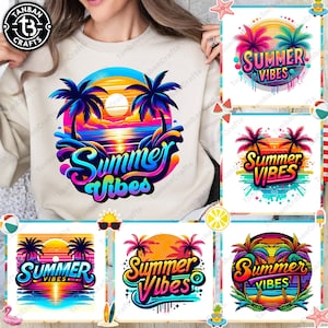 K&ouml;nnte beinhalten: Vier verschiedene Designs f&uuml;r ein Sommer-Vibes-T-Shirt. Jedes Design zeigt einen Sonnenuntergang, Palmen und den Text "Summer Vibes" in einer bunten, Retro-Schrift.