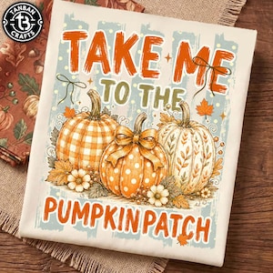 Pode incluir: Uma t-shirt branca com uma impressão gráfica com o texto laranja TAKE ME TO THE PUMPKIN PATCH. O design inclui três abóboras: uma com padrão xadrez, uma com bolinhas brancas e um laço, e uma com padrão de folhas, além de folhas de outono.