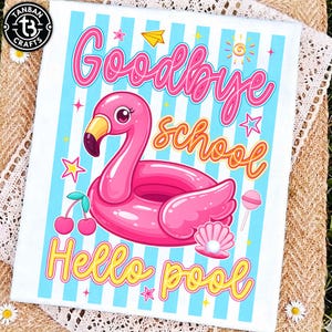 Könnte beinhalten: Eine weiße Leinwand mit einer Illustration eines pinken Flamingo-Pool-Floats. Der Text lautet "Goodbye school, Hello pool" in Pink und Gelb. Der Hintergrund hat blau-weiße Streifen, mit Sternen, Kirschen und einem Lutscher.