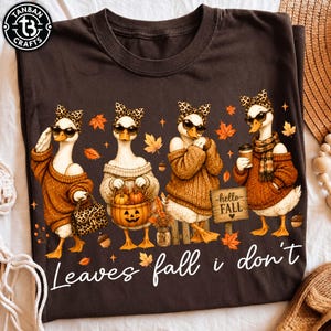 Bladeren vallen, ik val niet, gans PNG, glamoureuze gans met strik PNG, schattig herfstontwerp met dieren, gezellig seizoen PNG, trendy herfst PNG, herfstsfeer PNG